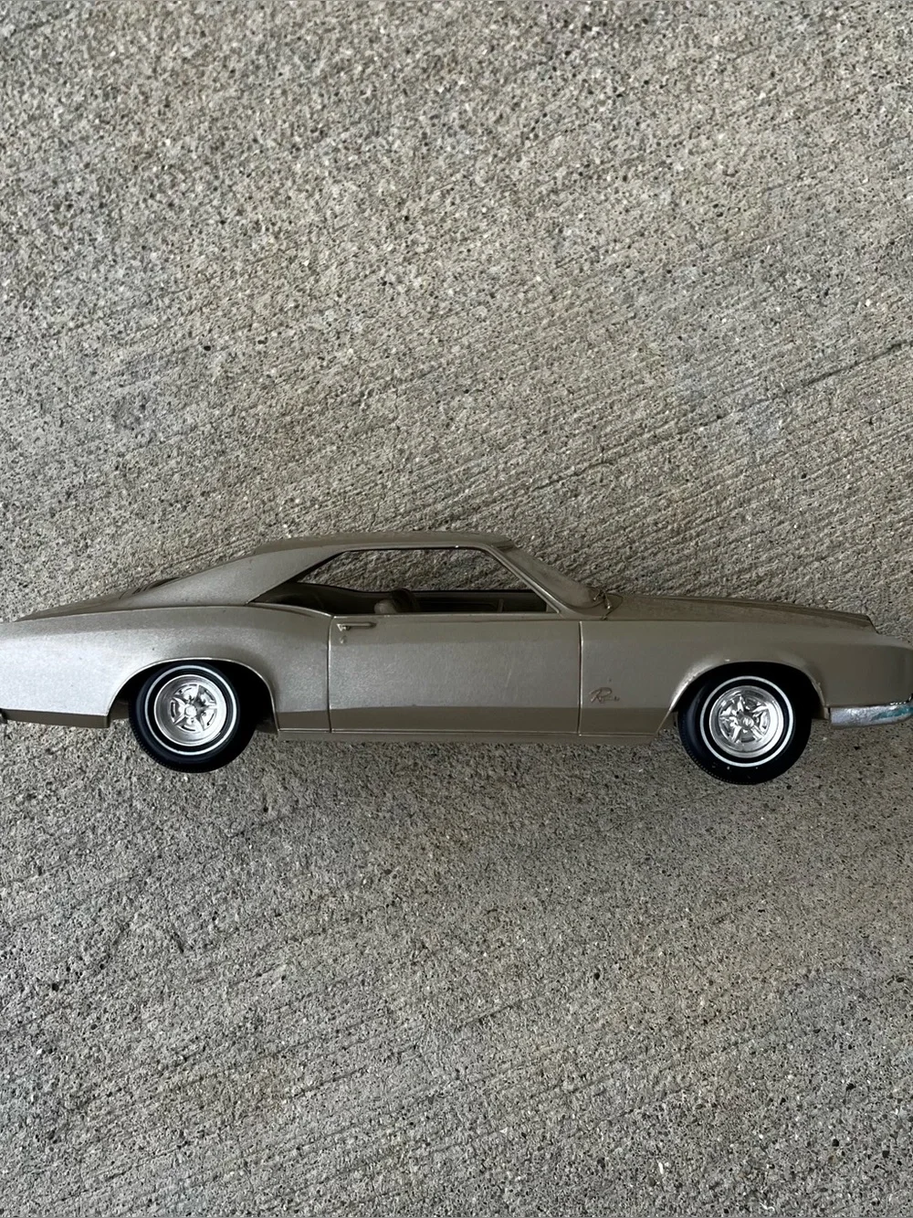 Vintage 1966 Gold Buick Riviera Dealer Promo Model Plastic Car 1:25 Scale